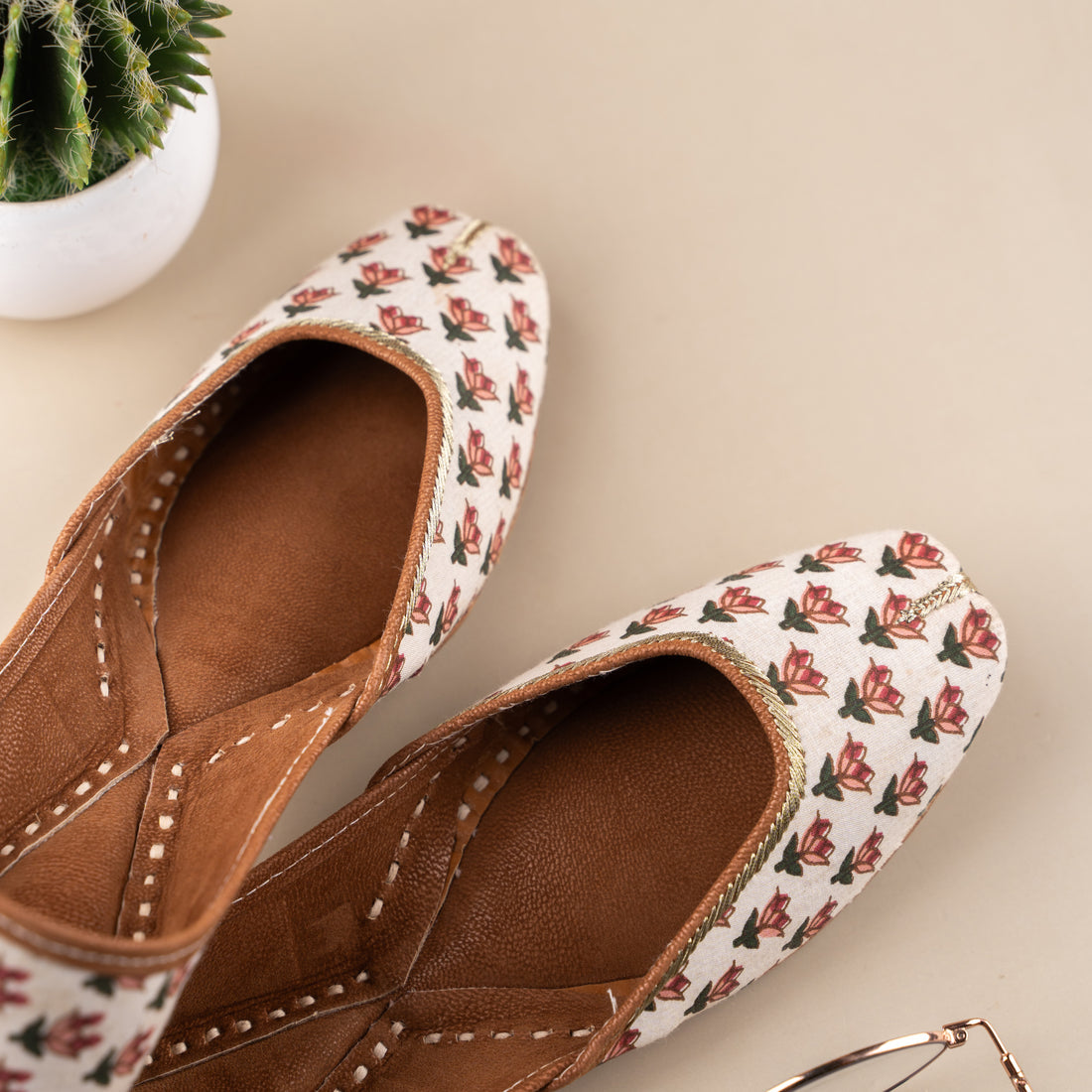 White Floral Jutti