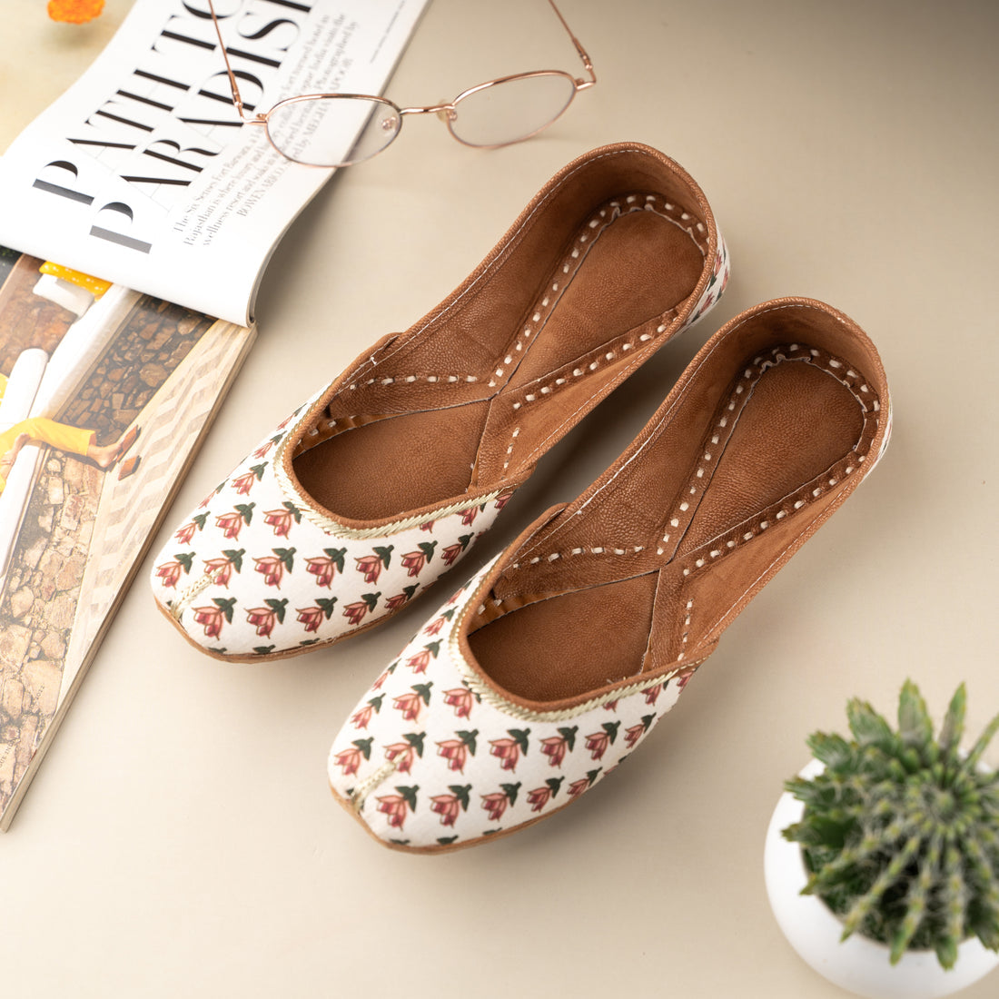 White Floral Jutti