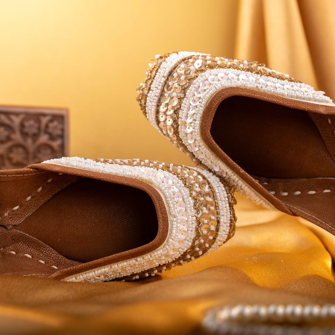 White Gold Strip Jutti